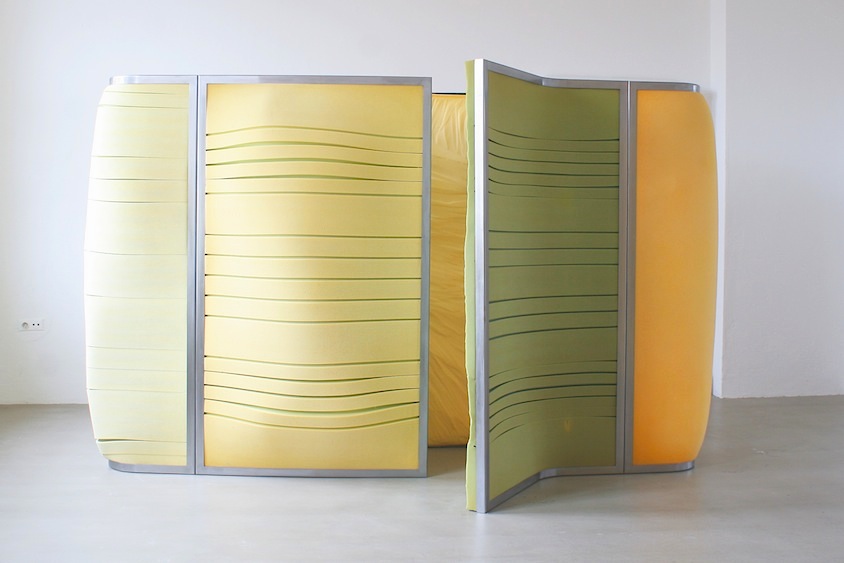 Claudia Piepenbrock: Kabinenbogen, rangierend und sittsam, 2017, Ausstellungsansicht Kunsthaus Essen 
3 Kabinen, Schaumstoff, Stahl, je: 200 x 105 x 285 cm

